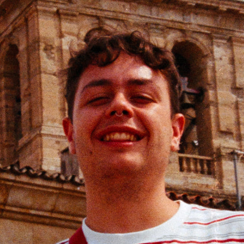 Retrato de Alberto, curador de ciencia ficción, thriller y fantasía de La Estantería Oculta